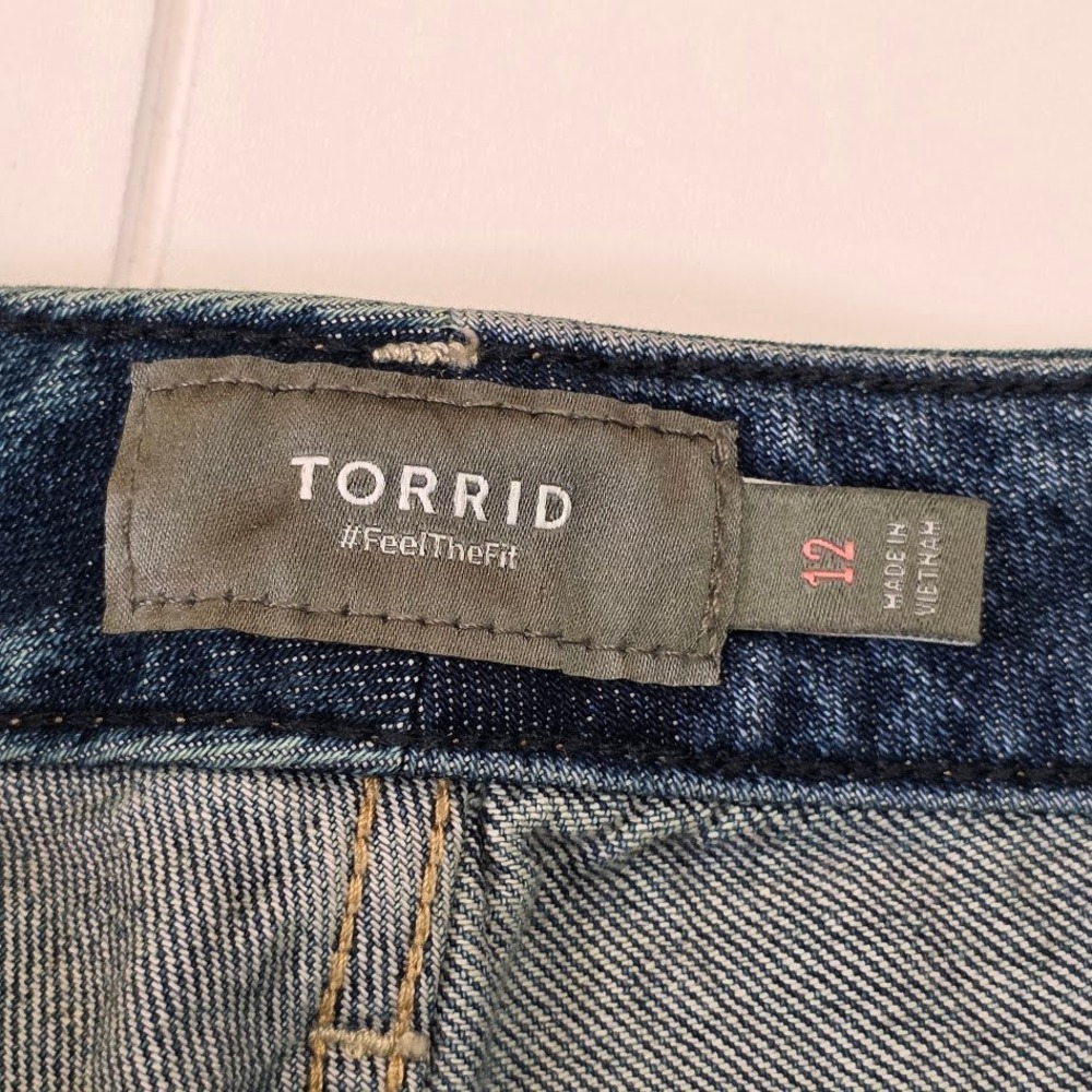Torrid Women's 12 Denim Shorts Blue Distressed High Rise Raw Hem 3" 17223325 - Picture 4 of 10
